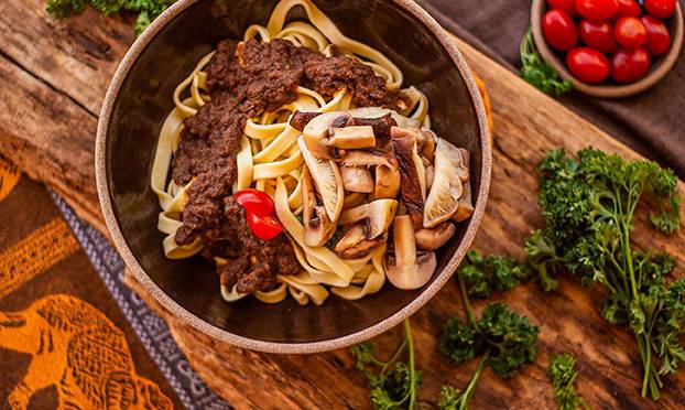 Fettuccine com cogumelos do Curry Pasta Comida de Fusão.