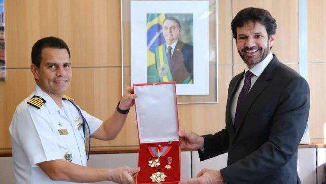 Ministro Marcelo Álvaro Antônio recebe a Ordem do Mérito Naval da Marinha: medalhas militares são usadas para homenagear políticos e juízes.