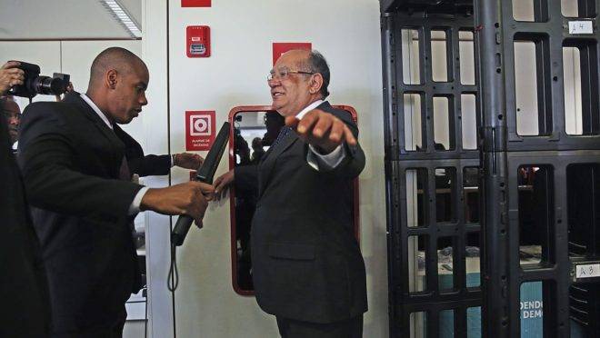 Ministro Gilmar Mendes disse que Exército se associa a um "genocídio" ao ocupar os principais postos do Ministério da Saúde em meio à pandemia de Covid-19.