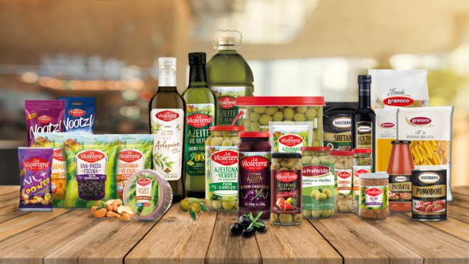 O mix de produtos chega a mais de 250 itens, incluindo conservas e condimentos, massas, molhos, frutas em calda, entre outros.