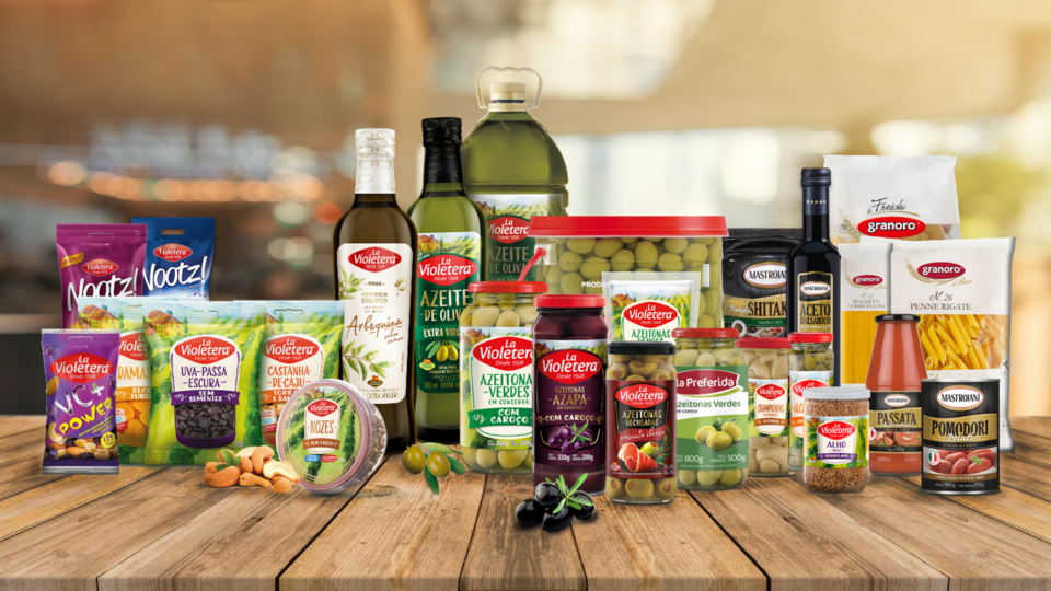La Violetera entra na casa das pessoas com produtos especiais para ajudar os “novos chefs” O mix de produtos chega a mais de 250 itens, incluindo conservas e condimentos, massas, molhos, frutas em calda, entre outros.