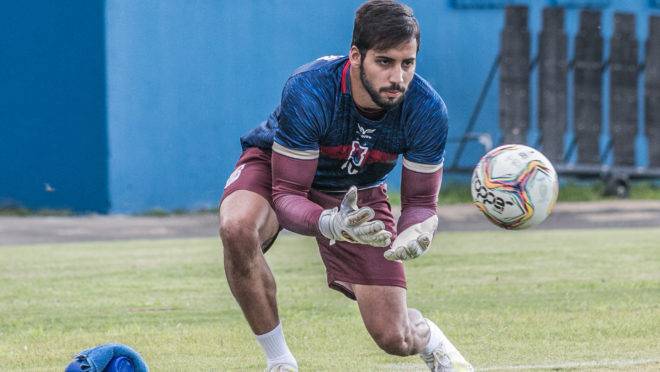 Alisson volta ao time do Paraná no clássico.