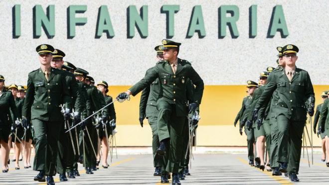 Formatura de novos oficiais do Exército: atualização da política nacional de defesa do país cita risco de haver conflitos na América do Sul nos próximos anos.