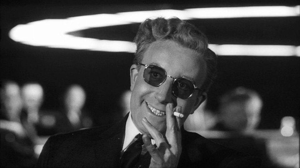 Uma conversa engazetada “Dr. Strangelove or: How I Learned to Stop Worrying and Love the Bomb”, 1964, de Stanley Kubrick.