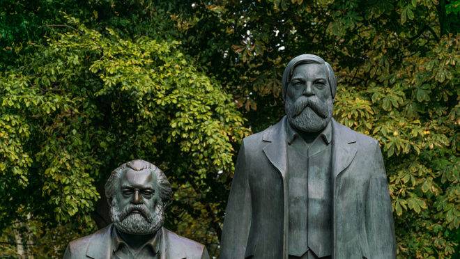 Estátuas de Karl Marx e Friedrich Engels, os intelectuais do movimento comunista, localizadas no Parque Innenstadt, em Berlim
