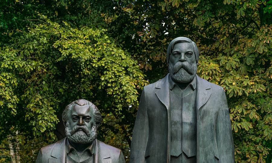 Os pais do comunismo eram racistas Estátuas de Karl Marx e Friedrich Engels, os intelectuais do movimento comunista, localizadas no Parque Innenstadt, em Berlim