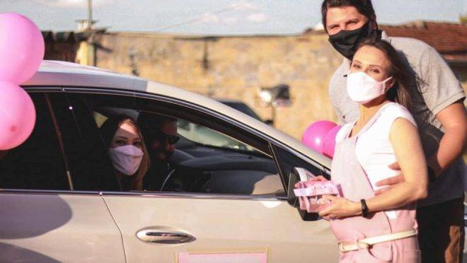 Sem a possibilidade de realizar o tradicional Chá de Bebê devido às restrições sociais, a jornalista Raquel Derevecki optou pelo evento em estilo drive-thru e recomenda essa alternativa