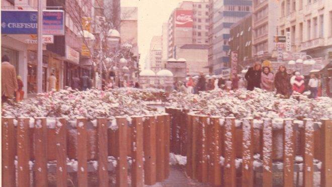 Floreiras na Rua XV de Novembro, em Curitiba, durante neve de 1975.