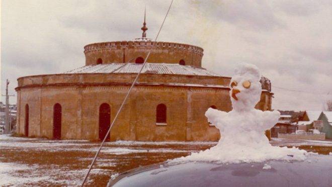 Boneco de neve em frente ao Teatro Paiol em Curitiba: fenômeno climático marcou o ano de 1975 no coração de todo curitibano.