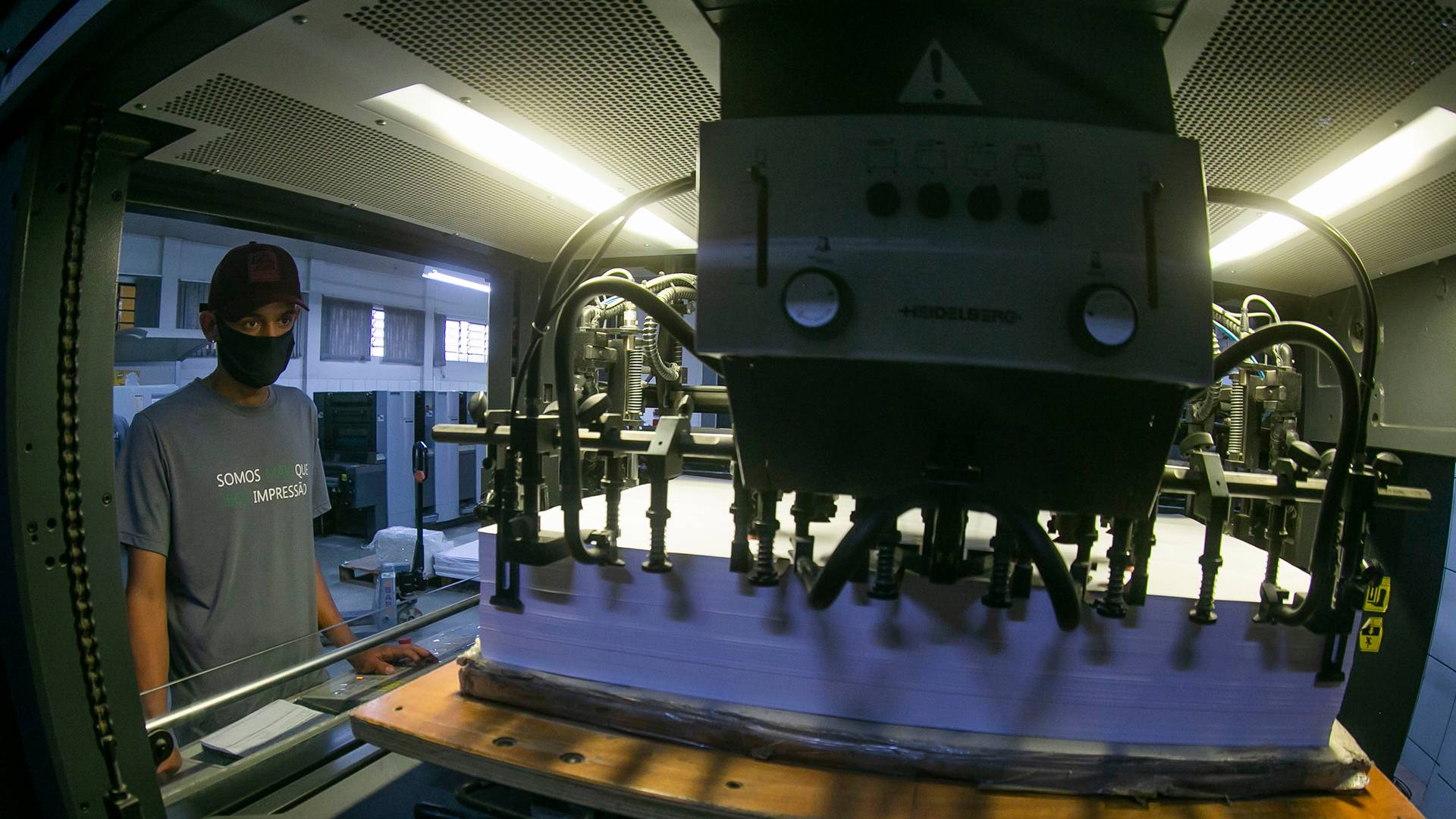 Linha de produção de uma indústria: setor acumula quedas no ano por causa da pandemia