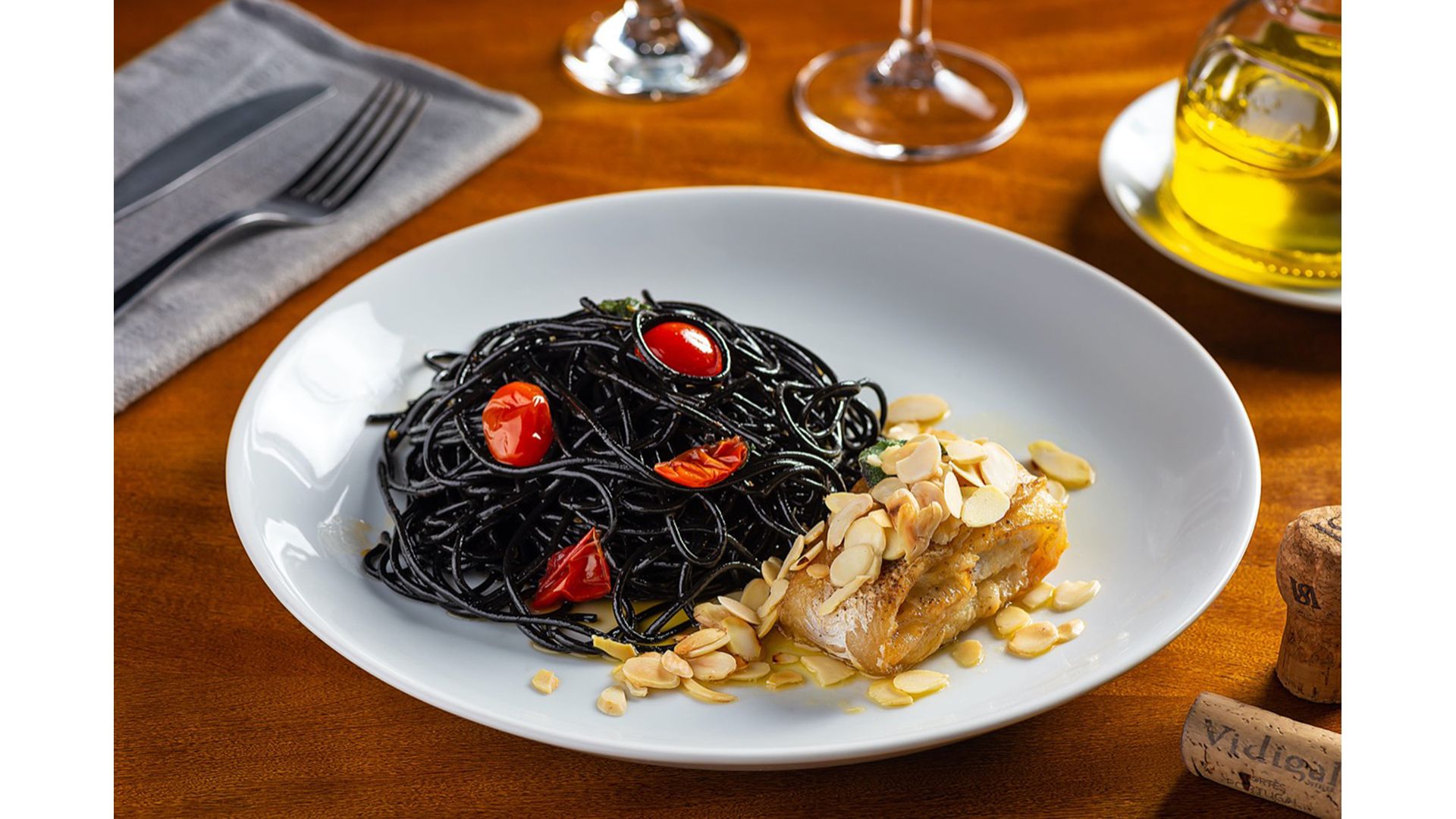 Congrio grelhado com Spaghetti Nero di Seppia: experiência e sofisticação da cozinha do Armazém 71 na casa do cliente.