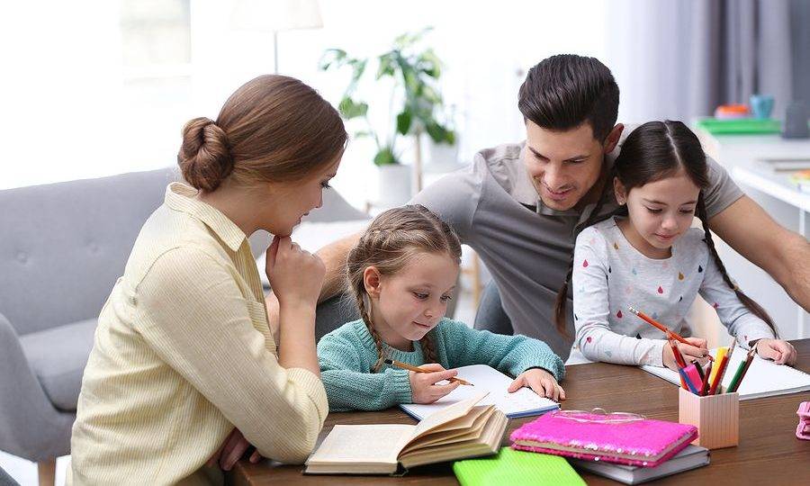 Os argumentos contra o homeschooling não justificam rejeição à existência de lei Homeschooling. Pais ensinam as duas filhas