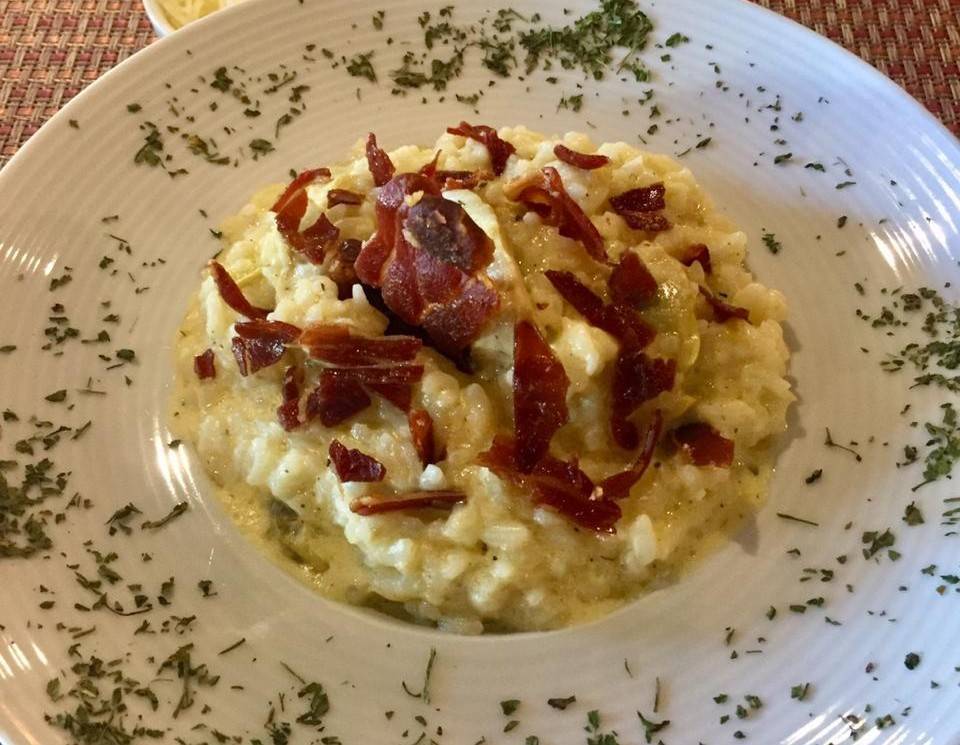 Risoto de alcachofra com parma crocante. Foto: Divulgação Risoto de alcachofra com parma crocante. Foto: Divulgação