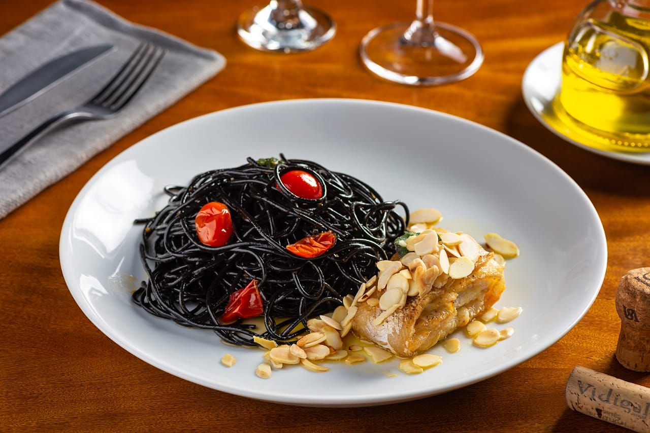 Côngrio rosa com spaghetti al nero de seppia . Foto: Divulgação Côngrio rosa com spaghetti al nero de seppia . Foto: Divulgação