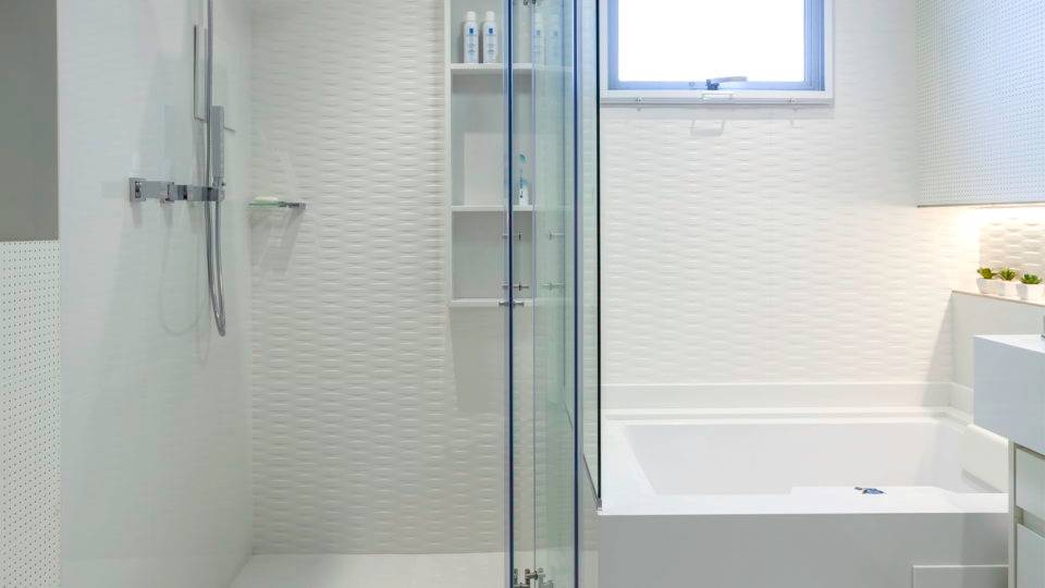 Como reformar o banheiro para ter um spa dentro de casa Mesmo no espaço reduzido, a arquiteta incluiu um espaço com ducha confortável e banheira.