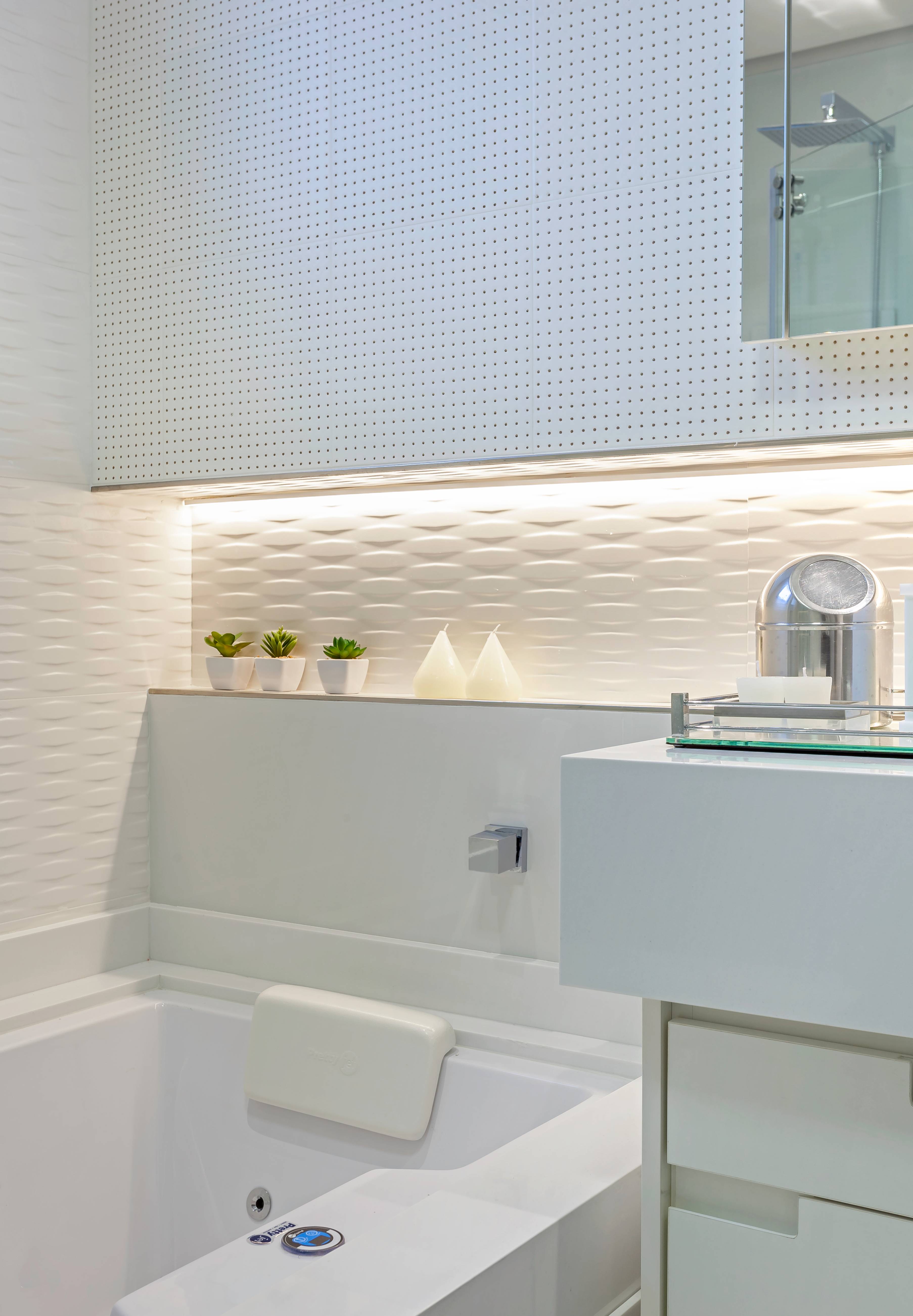 Diferentes texturas e iluminação amarela para quebrar a rigidez do branco. Diferentes texturas e iluminação amarela para quebrar a rigidez do branco.