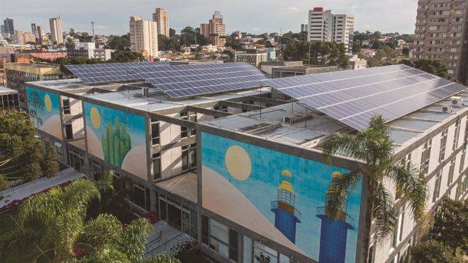 Painéis solares em cima da prefeitura de Curitiba.