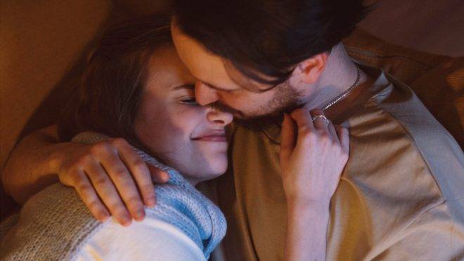 Quando o casal demora a resolver problemas, o sono se altera, o estresse aumenta e fica mais difícil colocar-se no lugar do outro.