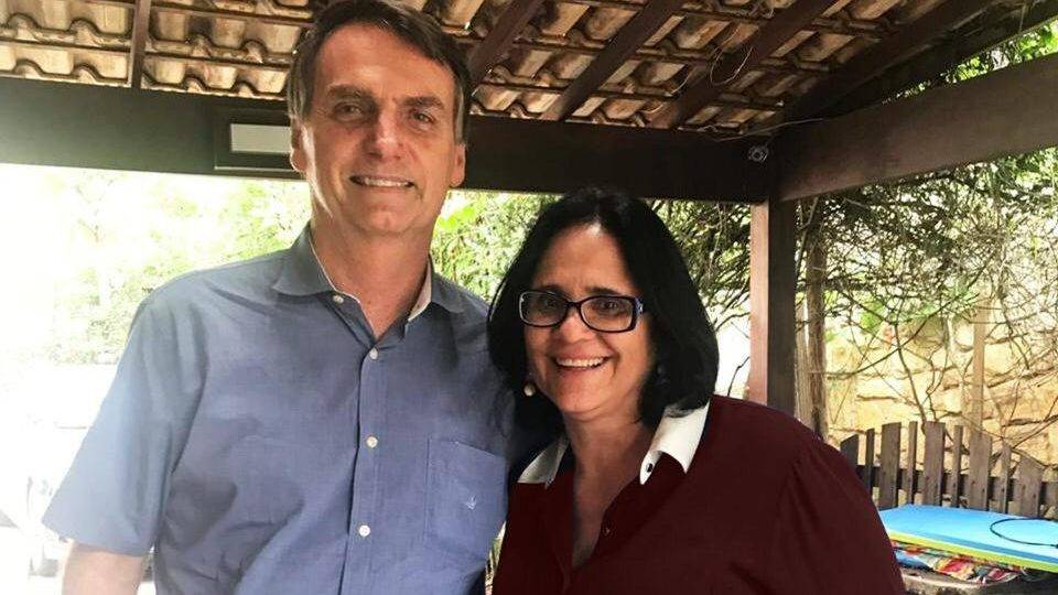 Em resposta a convite de Bolsonaro, Damares diz que “ama indiozinhos do Amapá” Damares Alves e Bolsonaro, em foto tirada ainda antes do segundo turno das eleições. Foto: reprodução/Facebook