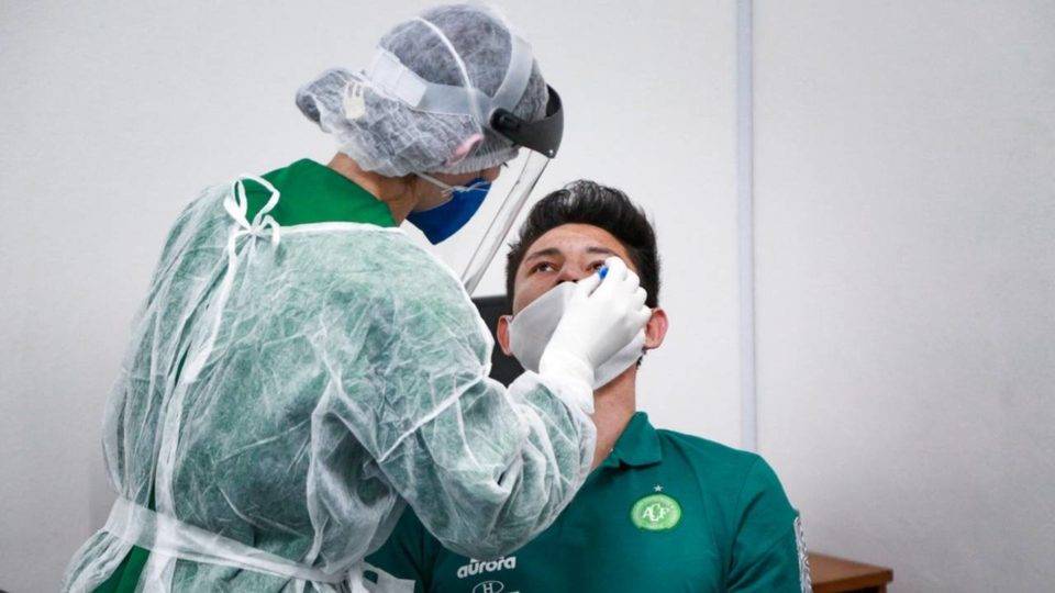 Chapecoense anuncia mais dez casos de Covid-19 e totaliza 26 infectados Jogadores da Chapecoense em teste para identificar a Covid-19| Foto: Márcio Cunha / Chapecoense