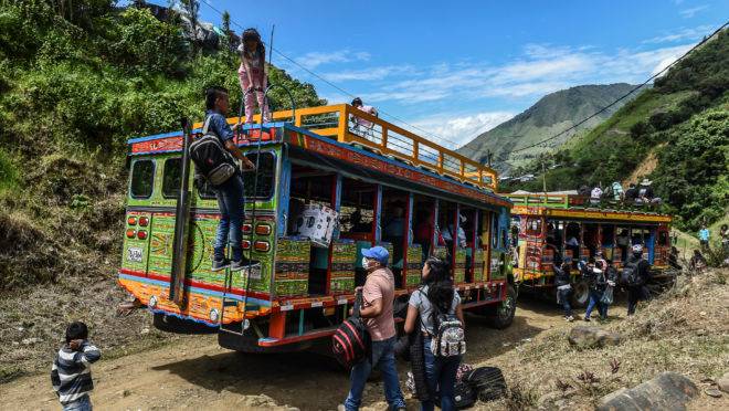Ex-integrantes das FARC (famílias inteiras) abandonam território controlado pela guerrilha.