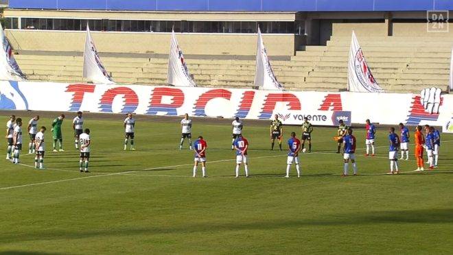 Jogadores antes do Paratiba em homenagem aos mortos pela pandemia. Muralha e Andrey não puderam participar da partida por estarem infectados.