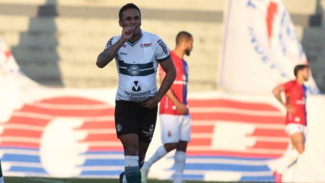 Robson comemora o gol do Coritiba contra o Paraná.