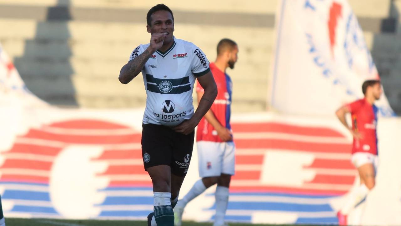 Robson comemora o gol do Coritiba contra o Paraná. Robson comemora o gol do Coritiba contra o Paraná.