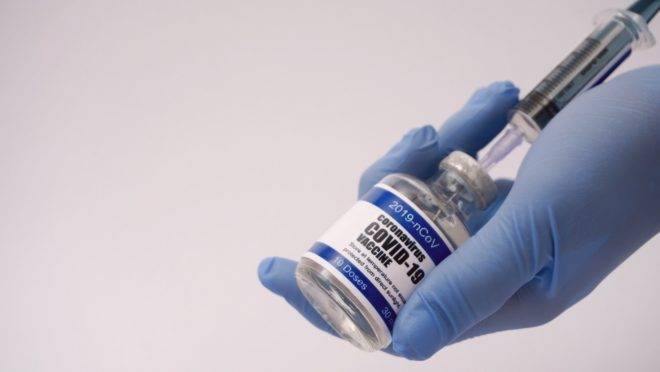 As vacinas experimentais britânica e chinesa se mostraram seguras e produzem resposta imune em ensaios clínicos iniciais