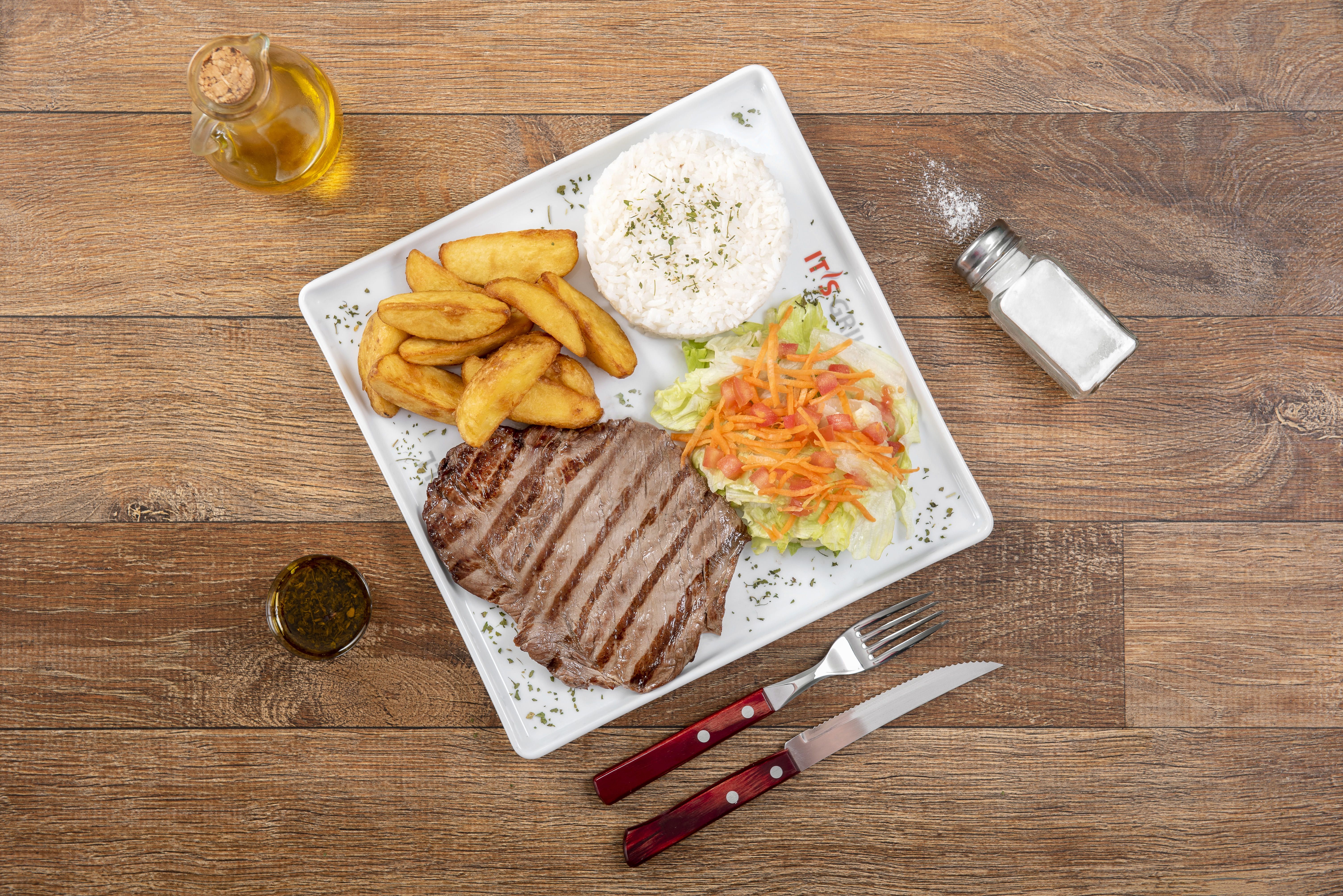 Deliciosa opção de refeição do It's Grill tem alcatra como ponto alto e guarnições a escolha do cliente