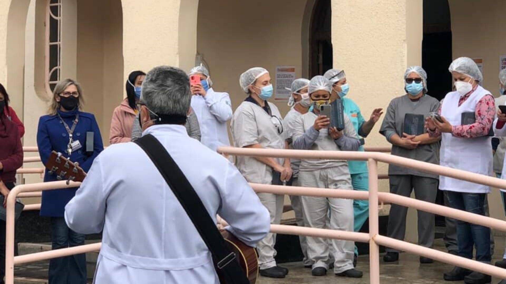 Igreja em Curitiba leva a profissionais da saúde música, kits com livros e chocolate, e oferece apoio psicológico e espiritual