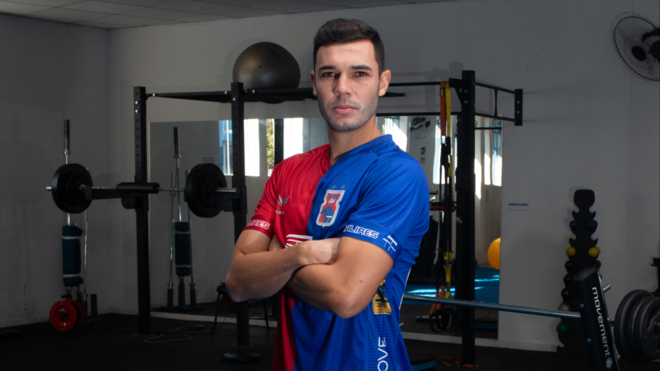 Paraná confirma a chegada de reforço para a lateral esquerda Paraná confirmou a chegada de lateral Jean Victor