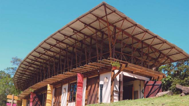 Construção dentro do Ekôa Park, em Morretes, no Paraná. A obra do Sem Muros Arquitetura
Integrada se baseia nos conhecimentos tradicionais e na permacultura. Foto: Tomaz Lotufo