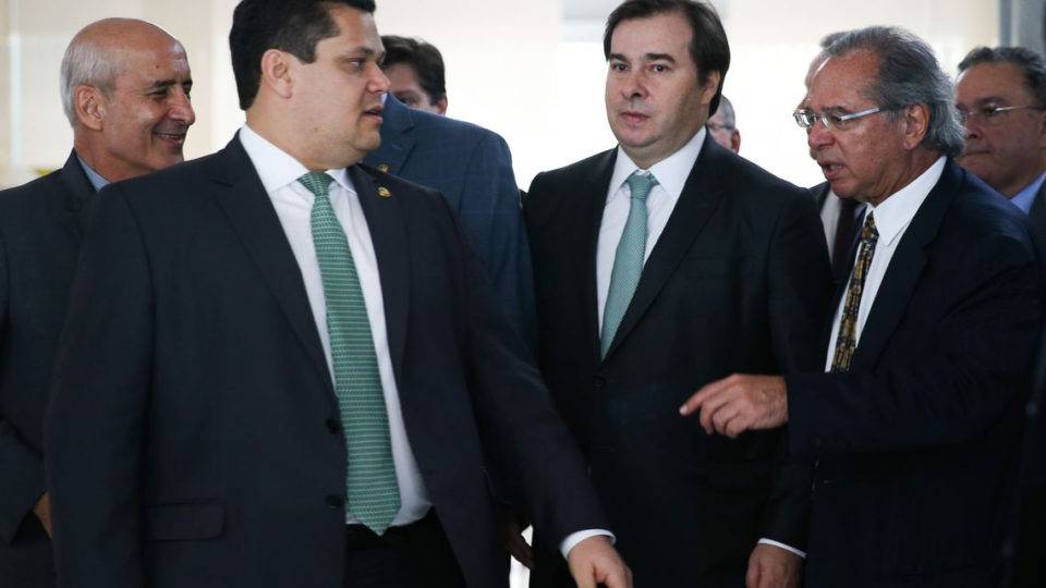 Veto à desoneração da folha pode parar no STF se governo e Congresso não chegarem a acordo Ministro Paulo Guedes entregou proposta de reforma tributária aos presidentes do Senado, Davi Alcolumbre, e da Câmara, Rodrigo Maia: desoneração da folha é causa de divergência entre o Executivo e o Congresso.