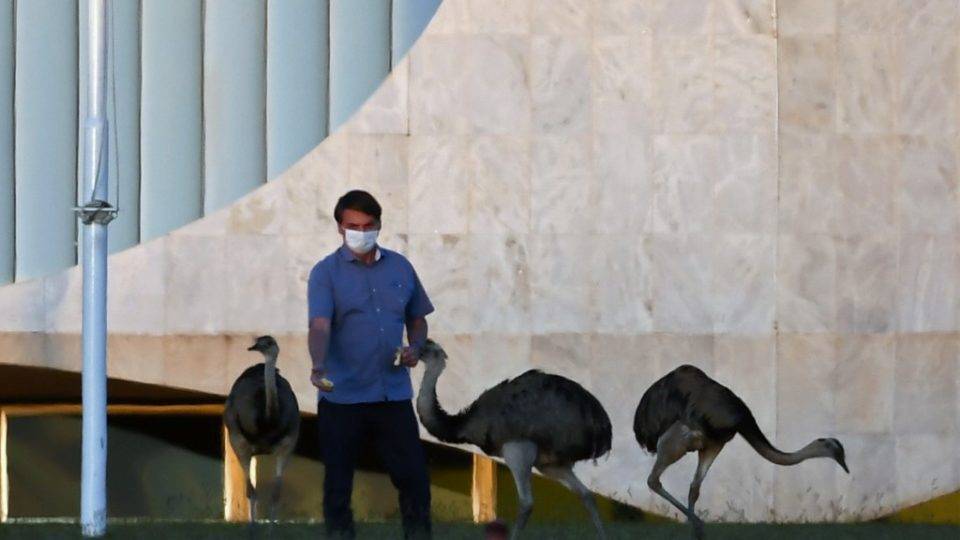 Presidente Jair Bolsonaro cumpre quarentena no Palácio da Alvorada, em Brasília, por causa da Covid-19.