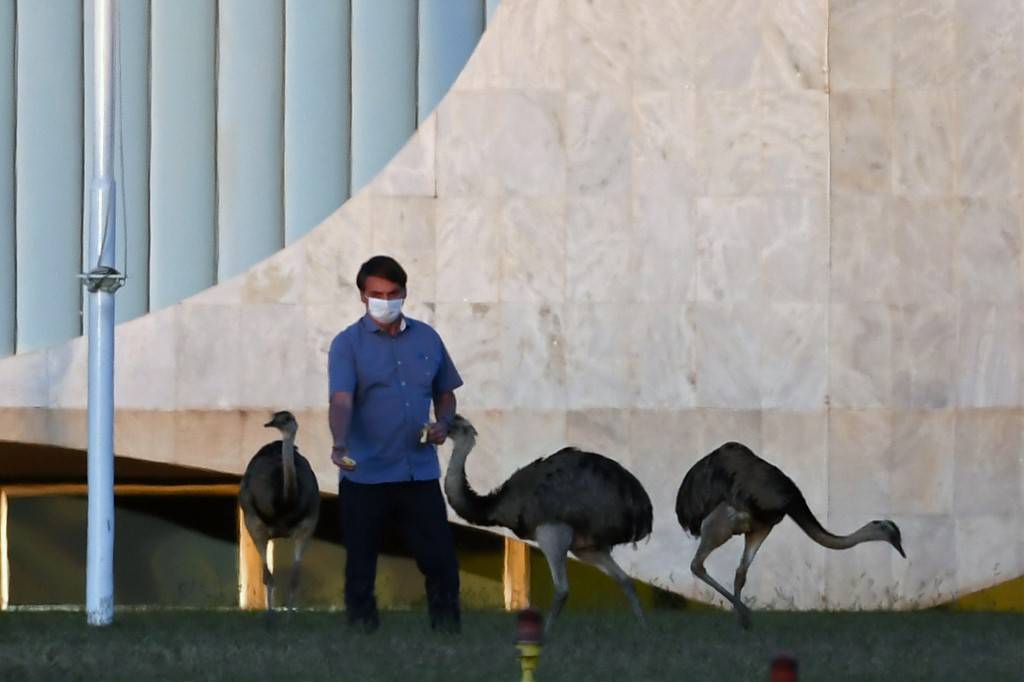 Presidente Jair Bolsonaro cumpre quarentena no Palácio da Alvorada, em Brasília, por causa da Covid-19.