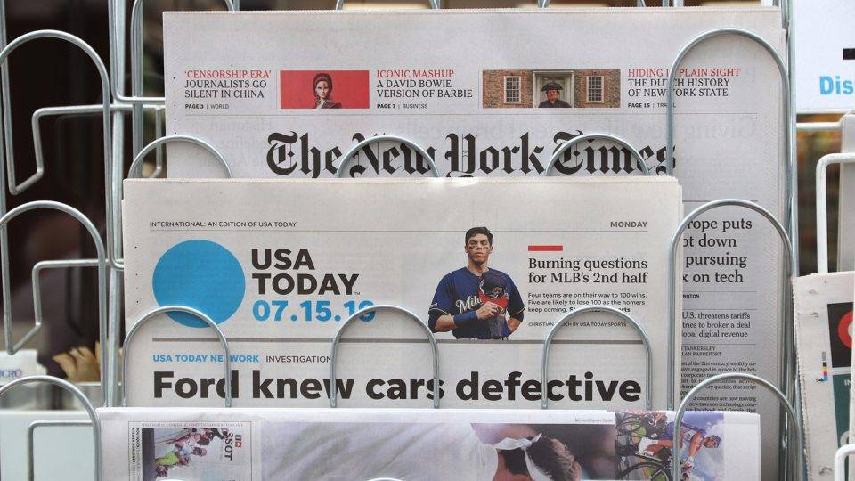 Os jornais The New York Times e Usa Today em exposição