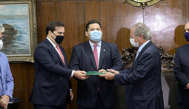 O ministro Paulo Guedes entrega a proposta de reforma tributária do governo a Davi Alcolumbre e Rodrigo Maia.