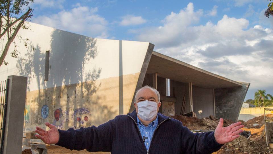 O prefeito de Curitiba, Rafael Greca, em frente a obra de centro cultural.