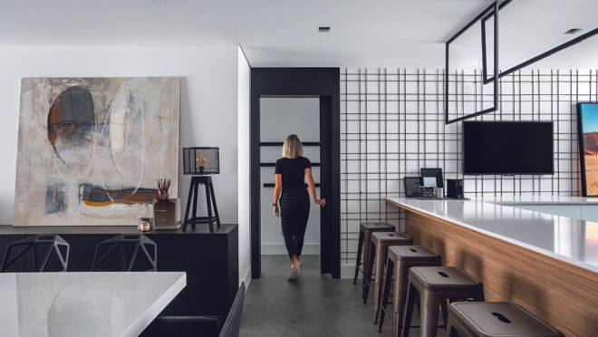 O brutalismo de materiais
como o cimento e a serralheria contrasta com a delicadeza da marcenaria e de obras
de arte e design. Foto: Eduardo Macarios