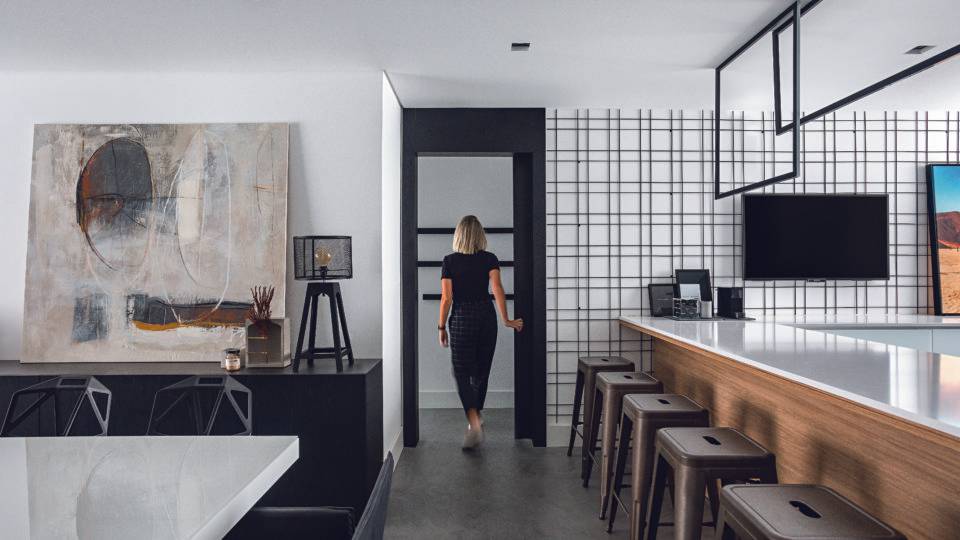 Materiais brutos e peças de design dão o tom a apartamento em estilo high-low O brutalismo de materiais
como o cimento e a serralheria contrasta com a delicadeza da marcenaria e de obras
de arte e design. Foto: Eduardo Macarios