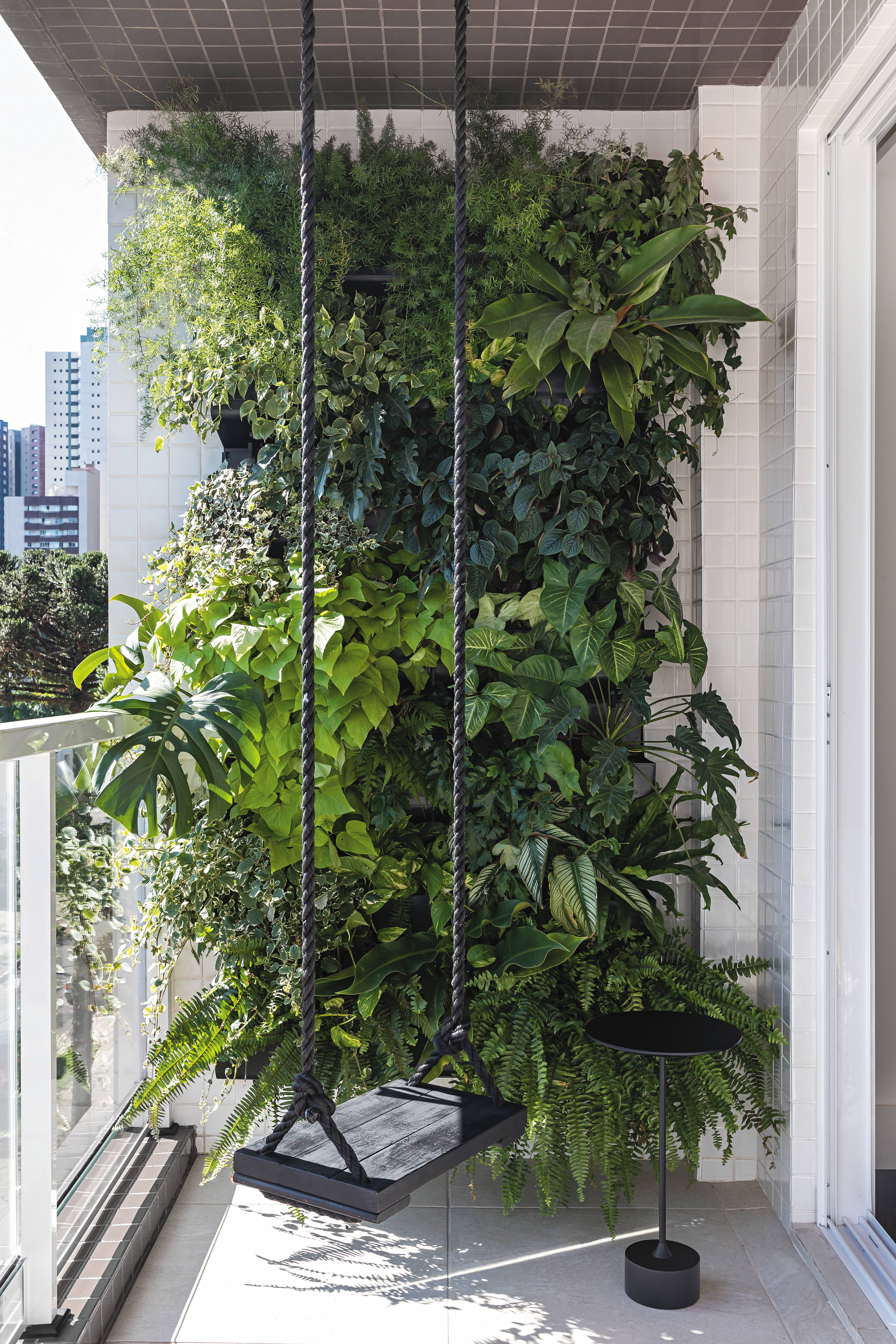 O muro verde remete
ao conceito urban
jungle e o balanço
feito pelos
proprietários traz
personalidade ao
ambiente. Foto: Eduardo Macarios O muro verde remete
ao conceito urban
jungle e o balanço
feito pelos
proprietários traz
personalidade ao
ambiente. Foto: Eduardo Macarios