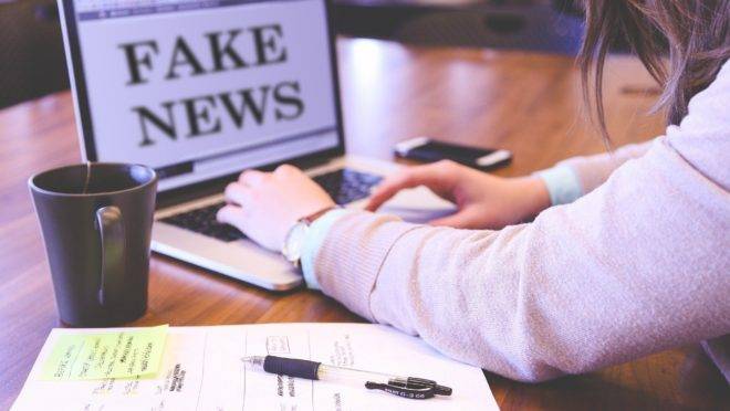 Projeto de lei que promete combater a disseminação de fake news na internet foi aprovado às pressas no Senado e agora aguarda apreciação da Câmara.