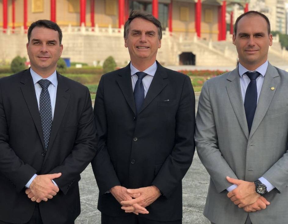 STF manda a PGR denúncia contra Bolsonaro e dois filhos por ligação com perfis falsos do Facebook