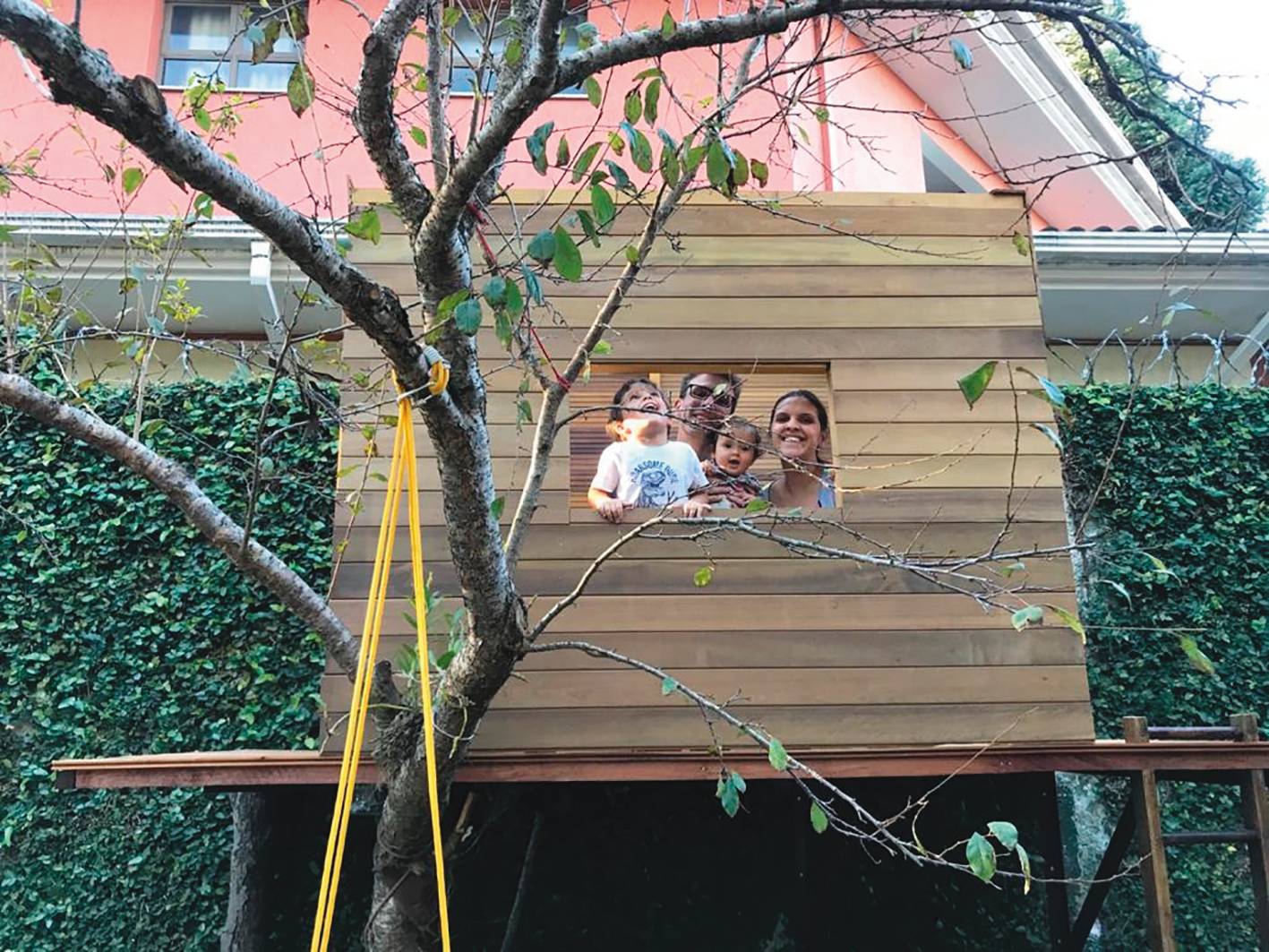 Luana e Jefferson usaram a pandemia para construir casa na árvore para os filhos. Foto: Reprodução/Acervo pessoal Luana e Jefferson usaram a pandemia para construir casa na árvore para os filhos. Foto: Reprodução/Acervo pessoal