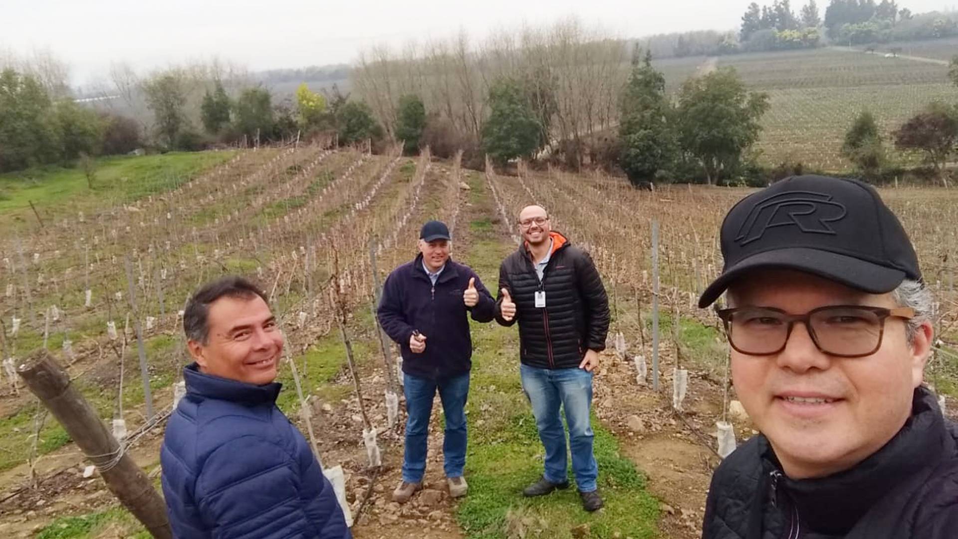 Tirando a foto – Gustavo Martins (proprietário da MMV) / Atrás de jaqueta preta – Jonas Martins (Gerente Comercial e Sommelier da MMV) / Atrás de jaqueta azul – Benoit Fitte (diretor técnico da Viña Alto Roble) / A esquerda de jaqueta azul – Manuel Aguilar (diretor de exportações da Viña Alto Roble)