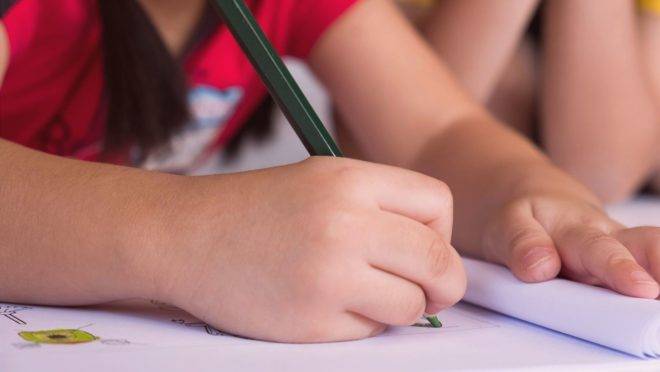 Escrever à mão em vez de só teclar ajuda no desenvolvimento de capacidades relacionadas à linguagem, memória, atenção e planejamento