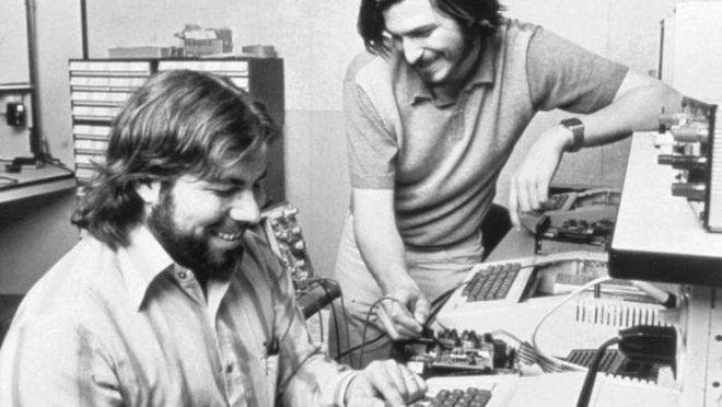 Os cofundadores da Apple, Steve Wozniak e Steve Jobs , em 1976.