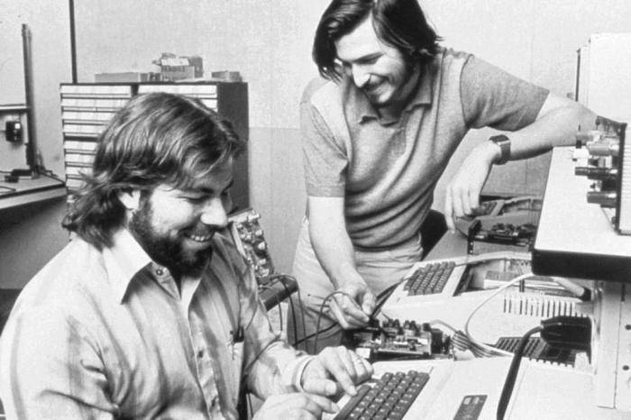 Steve Wozniak, Washington Olivetto e Fred Trajano palestram sobre e-commerce Os cofundadores da Apple, Steve Wozniak e Steve Jobs , em 1976.