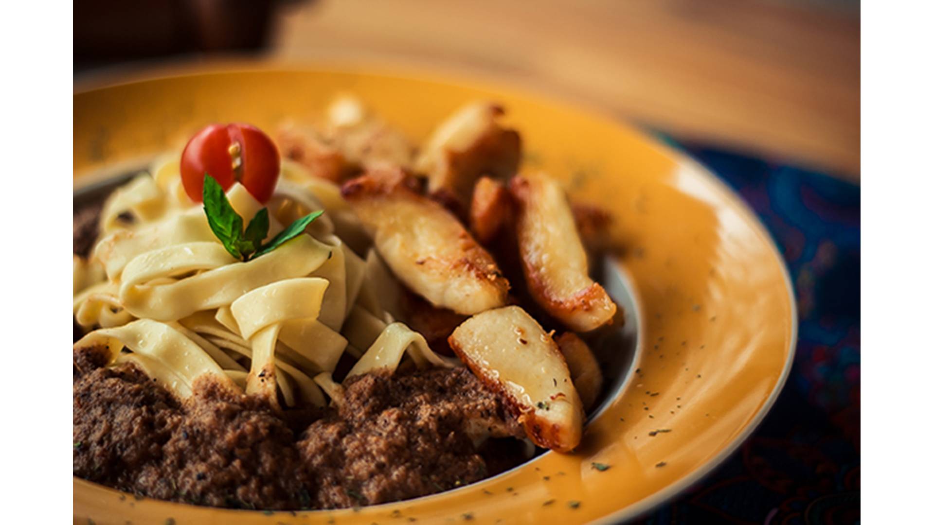 Fettuccine de Frango do Curry Pasta Cozinha de Fusão